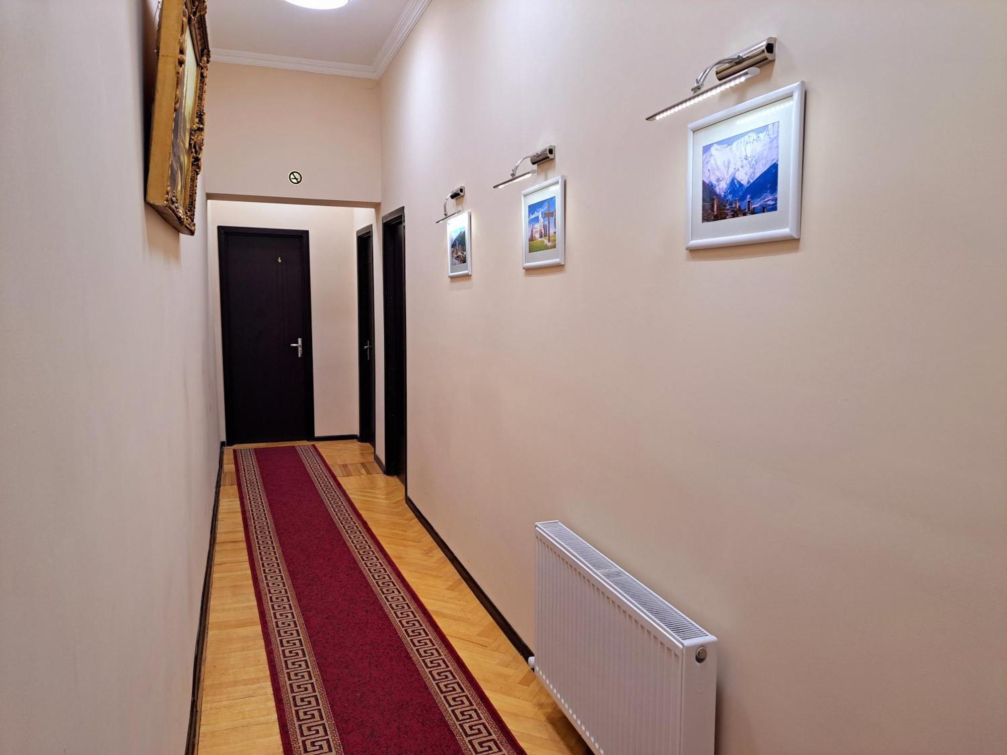 Aisi2 Hotel Kutaisi Bagian luar foto